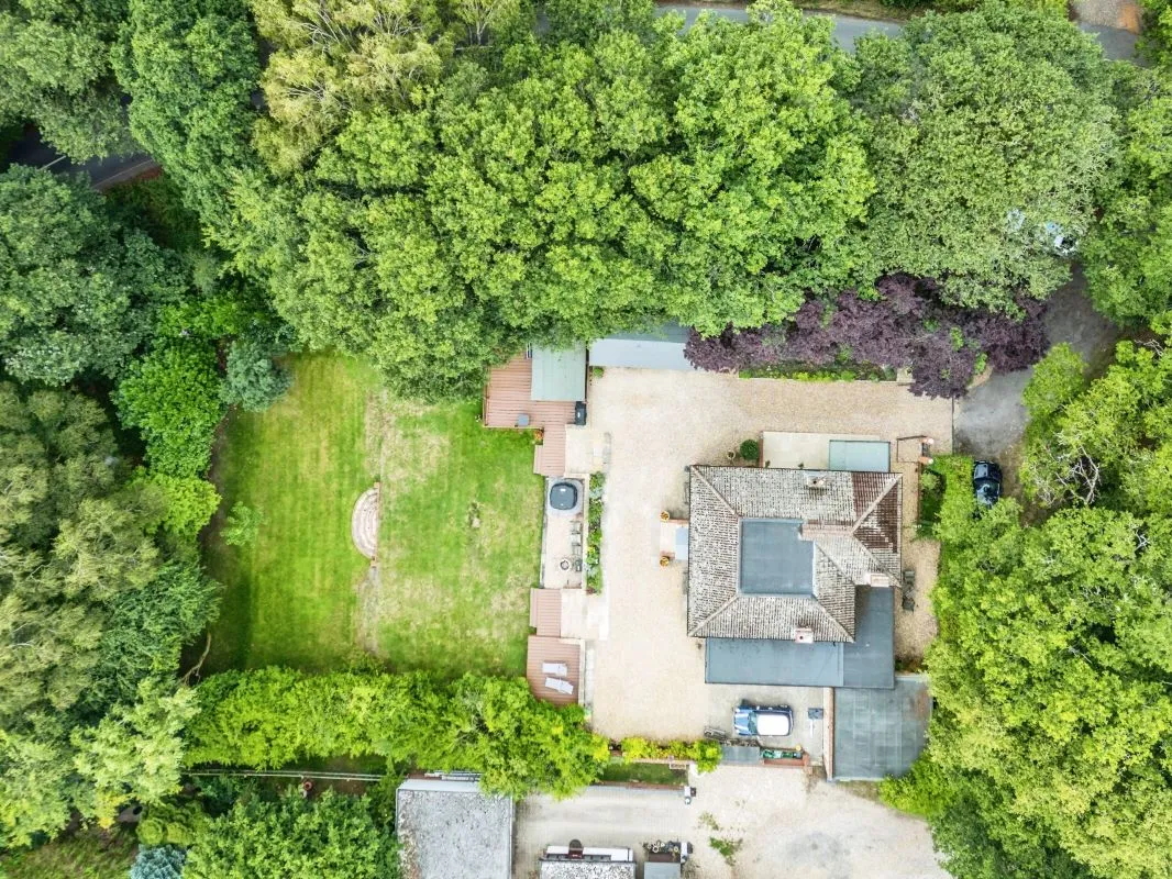 Bishops Green, Newbury, Berkshire, RG20 4HS - Online Auctions