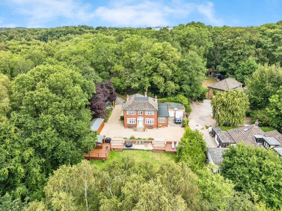 Bishops Green, Newbury, Berkshire, RG20 4HS - Online Auctions
