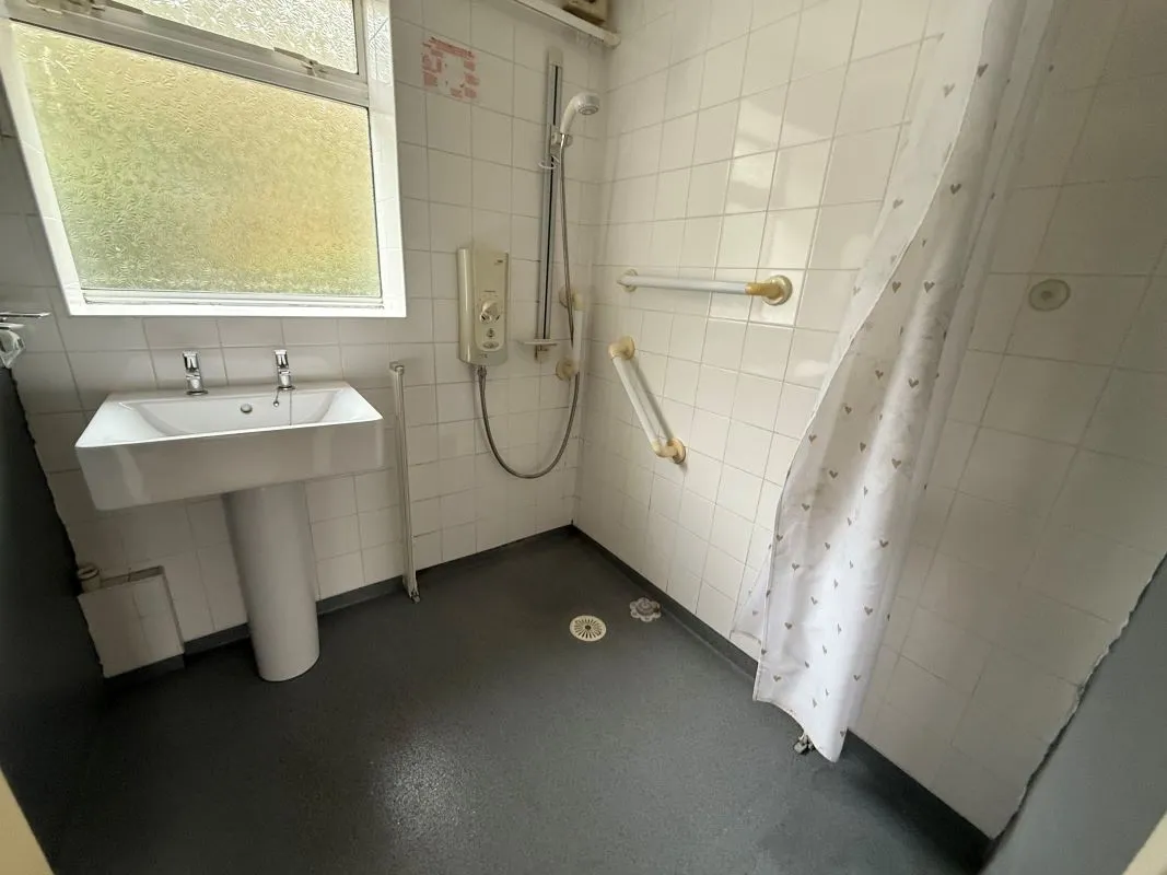 Holmewood, Chesterfield, Derbyshire, S42 5TP - Online Auctions