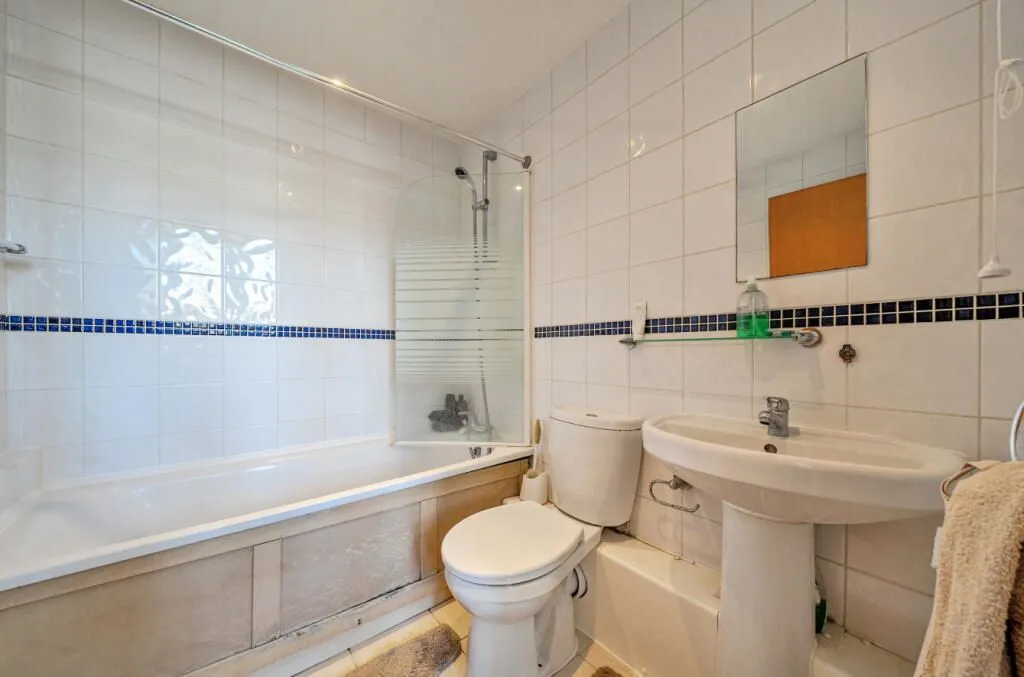 Lowgate, Hull, North Humberside, HU1 1AA - Online Auctions