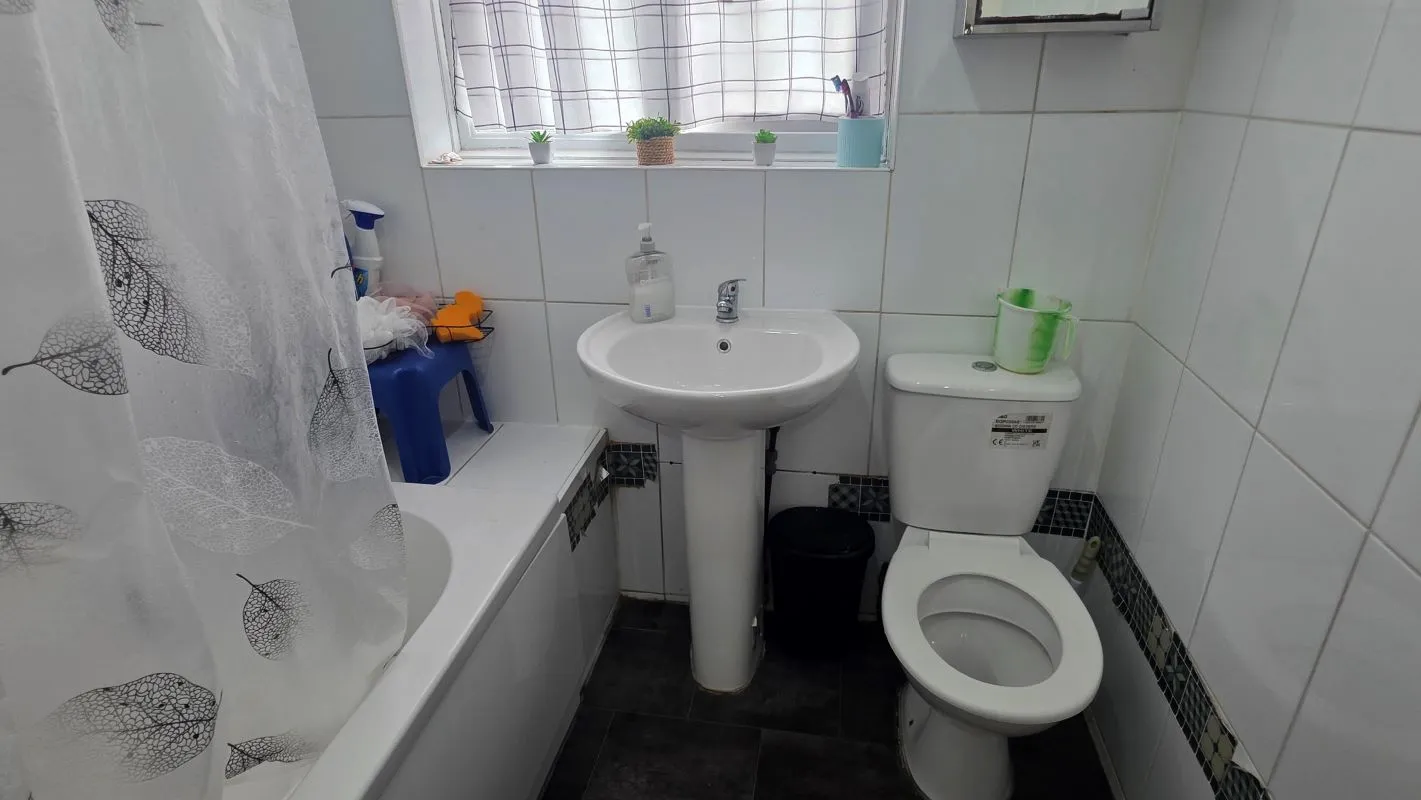 London, NW10 0DS - Online Auctions