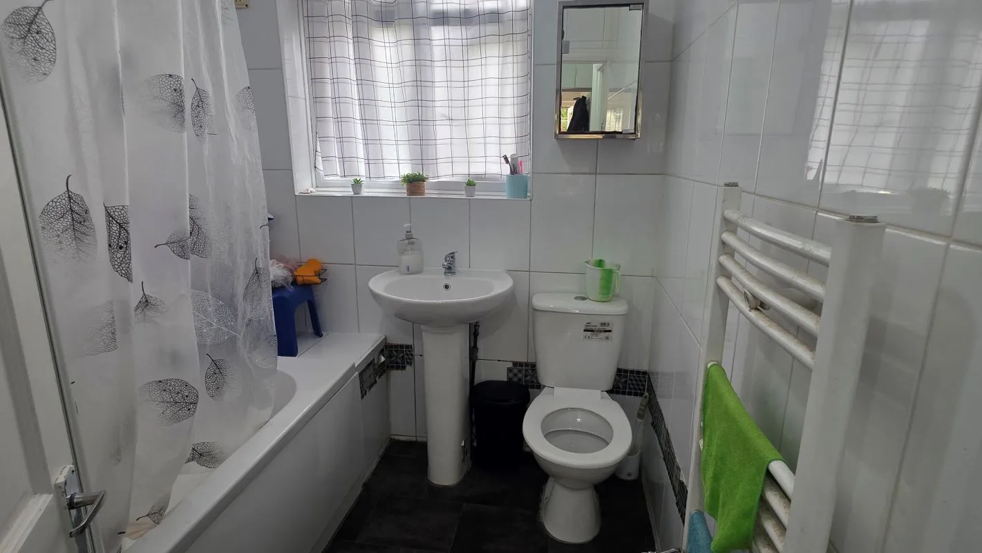 London, NW10 0DS - Online Auctions