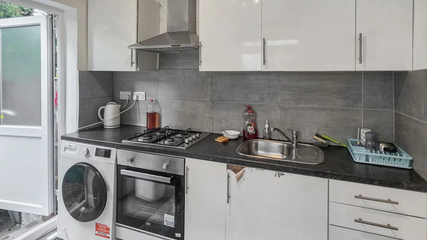 London, NW10 0DS - Online Auctions