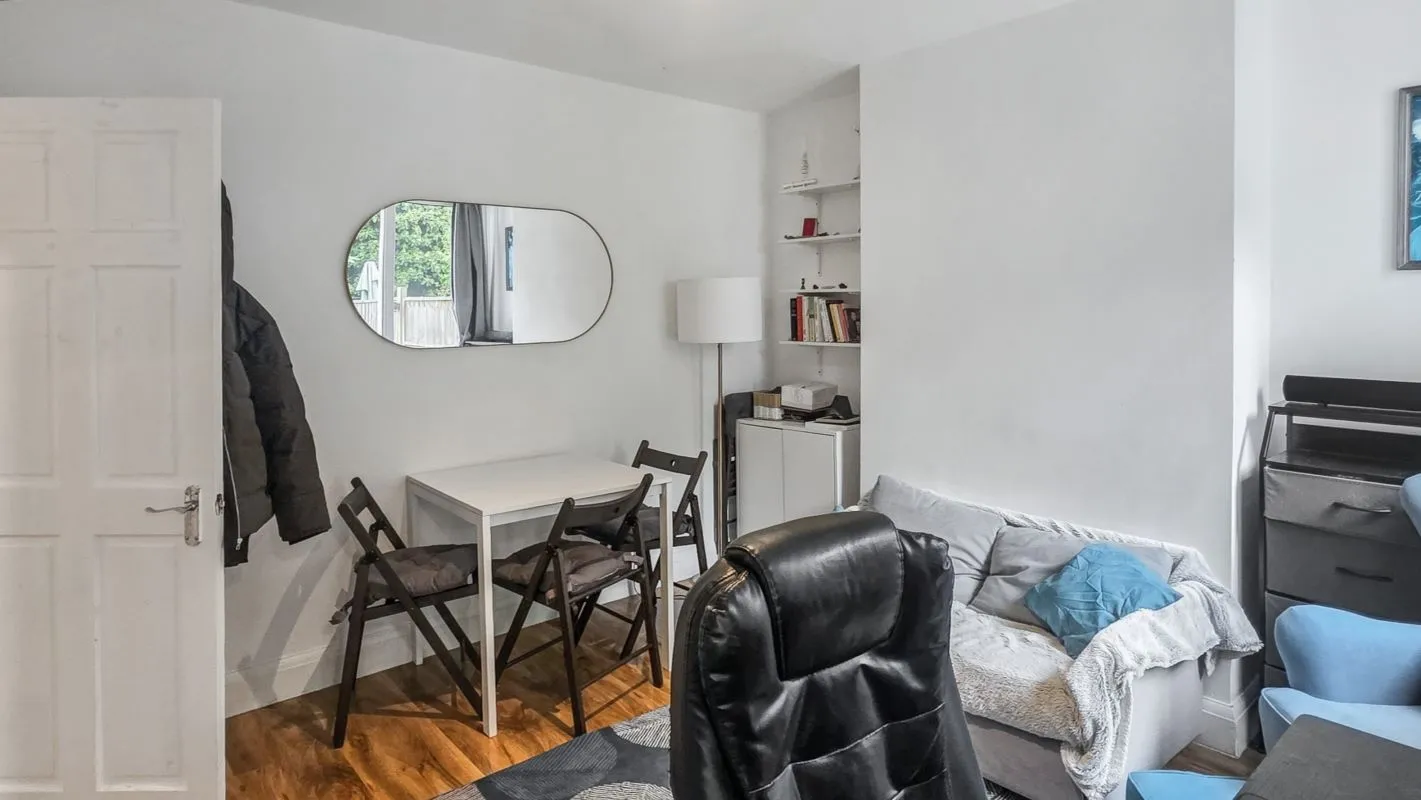 London, NW10 0DS - Online Auctions