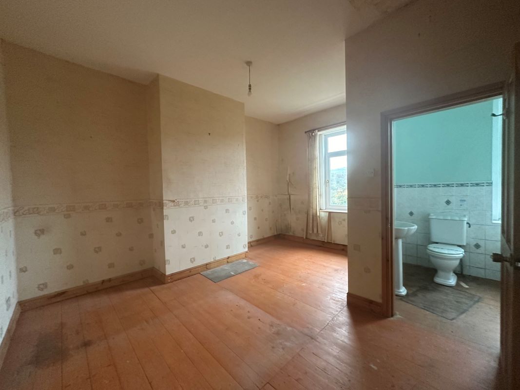 Linthwaite, Huddersfield, West Yorkshire, HD7 5QY - Online Auctions
