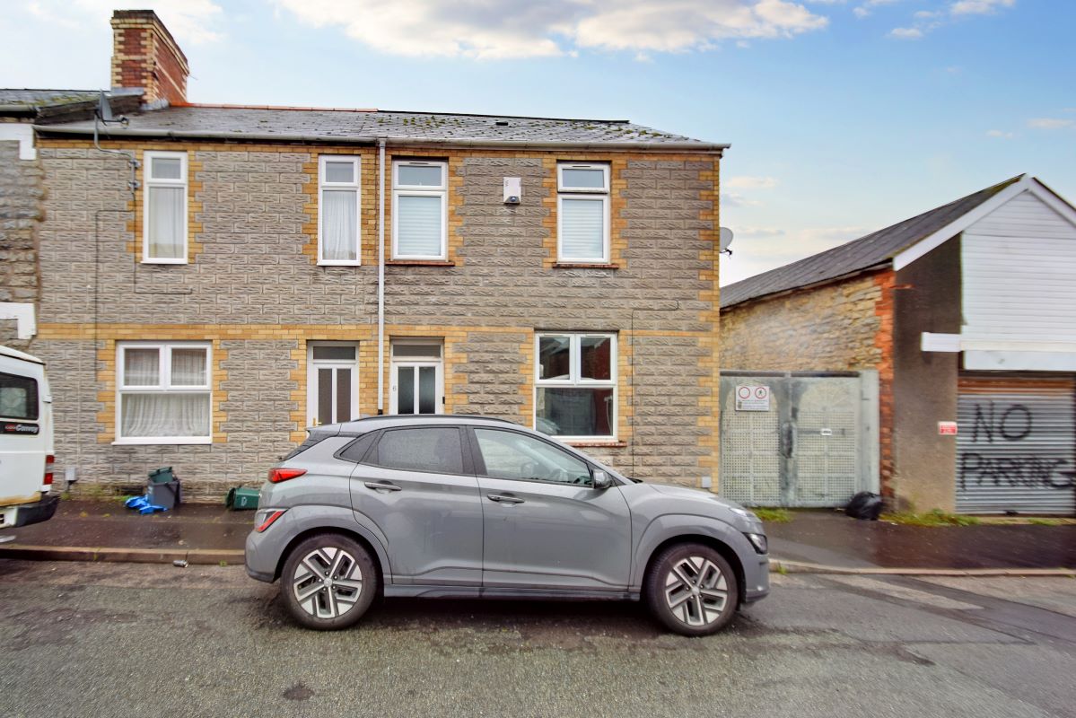 Barry, South Glamorgan, CF63 4PT - Online Auctions