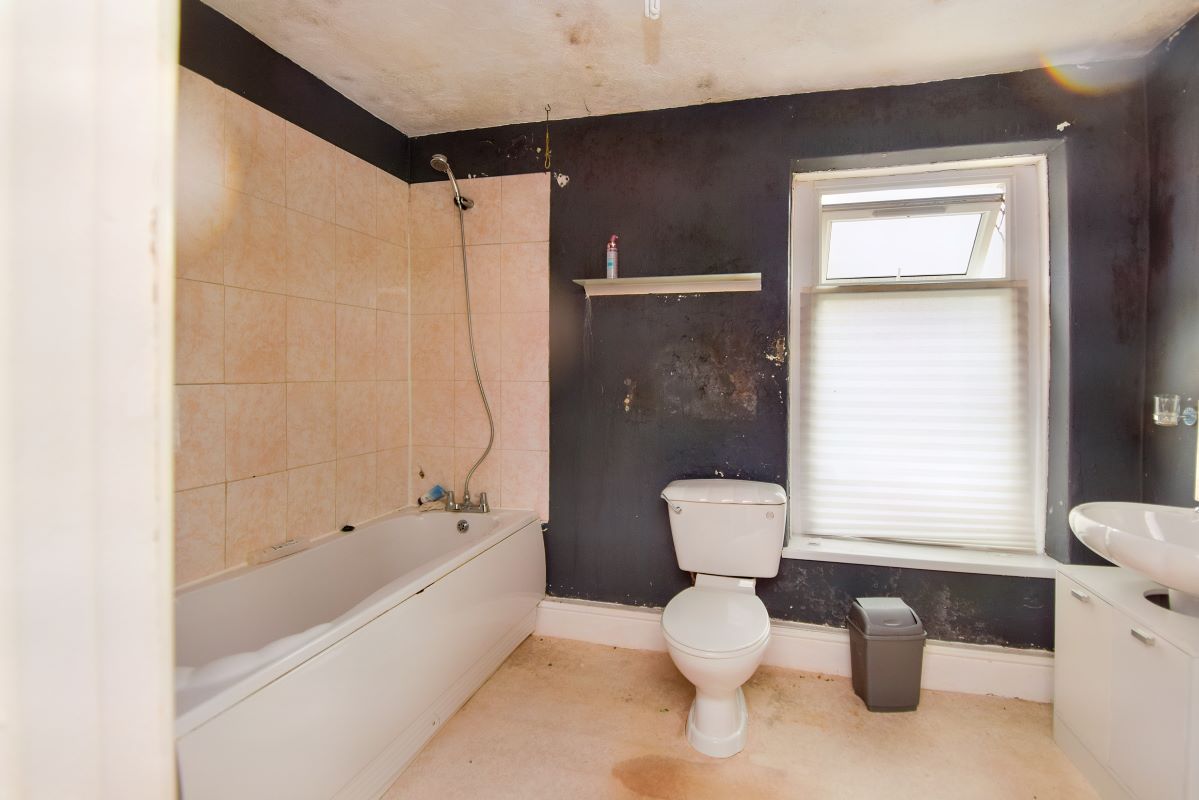 Barry, South Glamorgan, CF63 4PT - Online Auctions