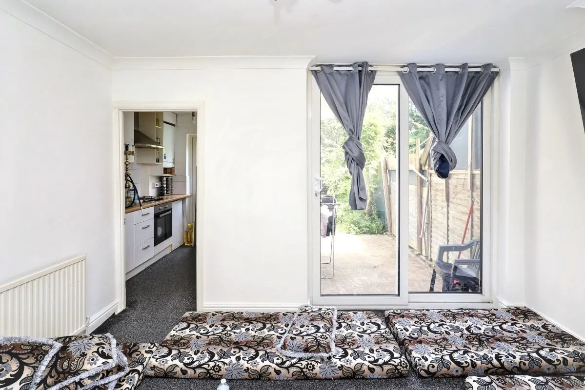 London, NW10 0DP - Online Auctions