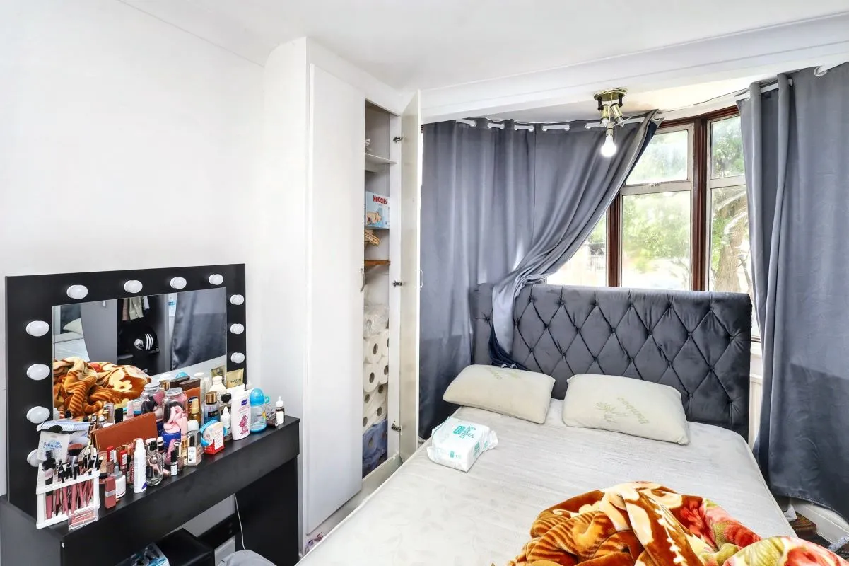 London, NW10 0DP - Online Auctions