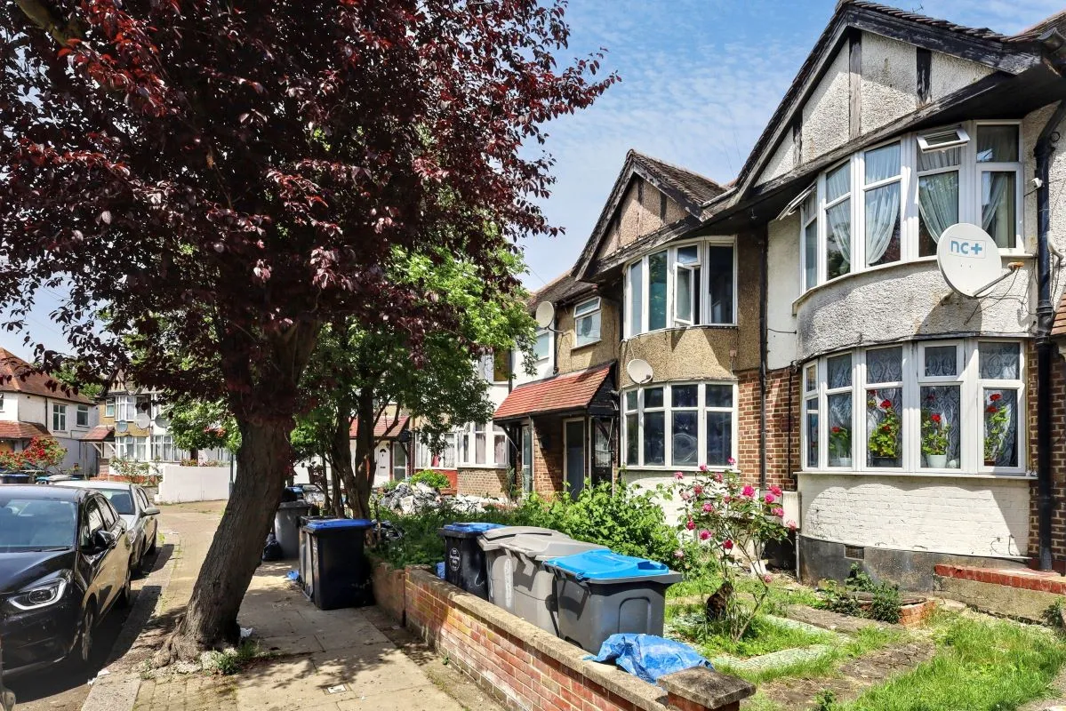 London, NW10 0DP - Online Auctions