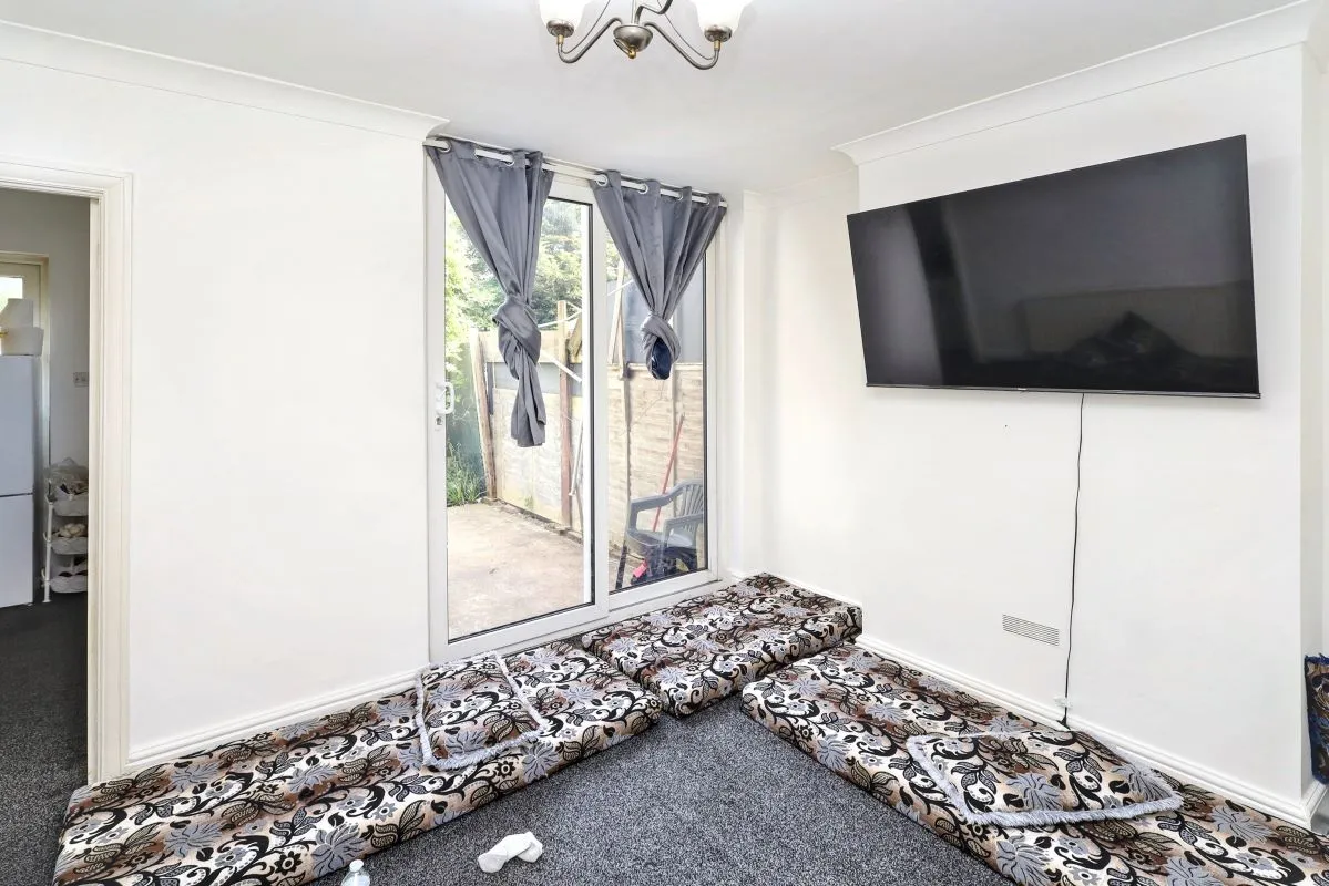 London, NW10 0DP - Online Auctions