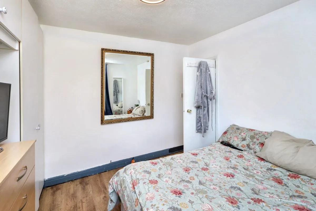 London, NW10 0DP - Online Auctions