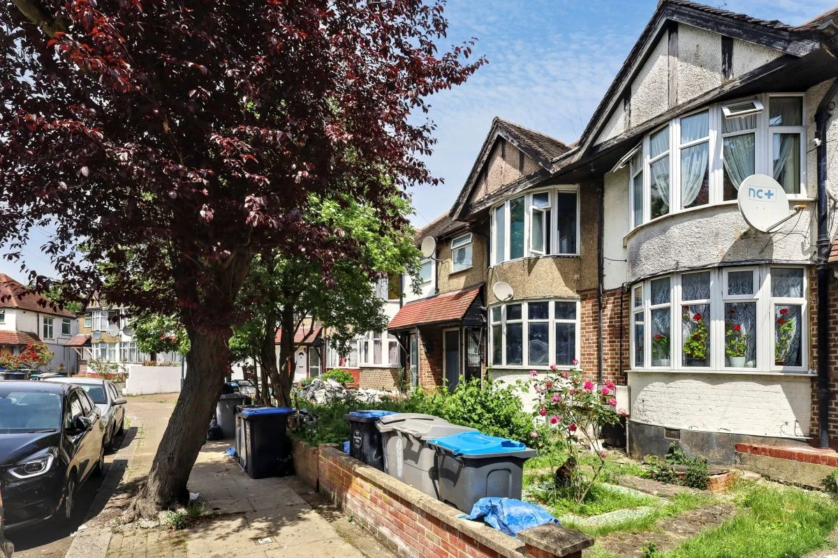 London, NW10 0DP - Online Auctions