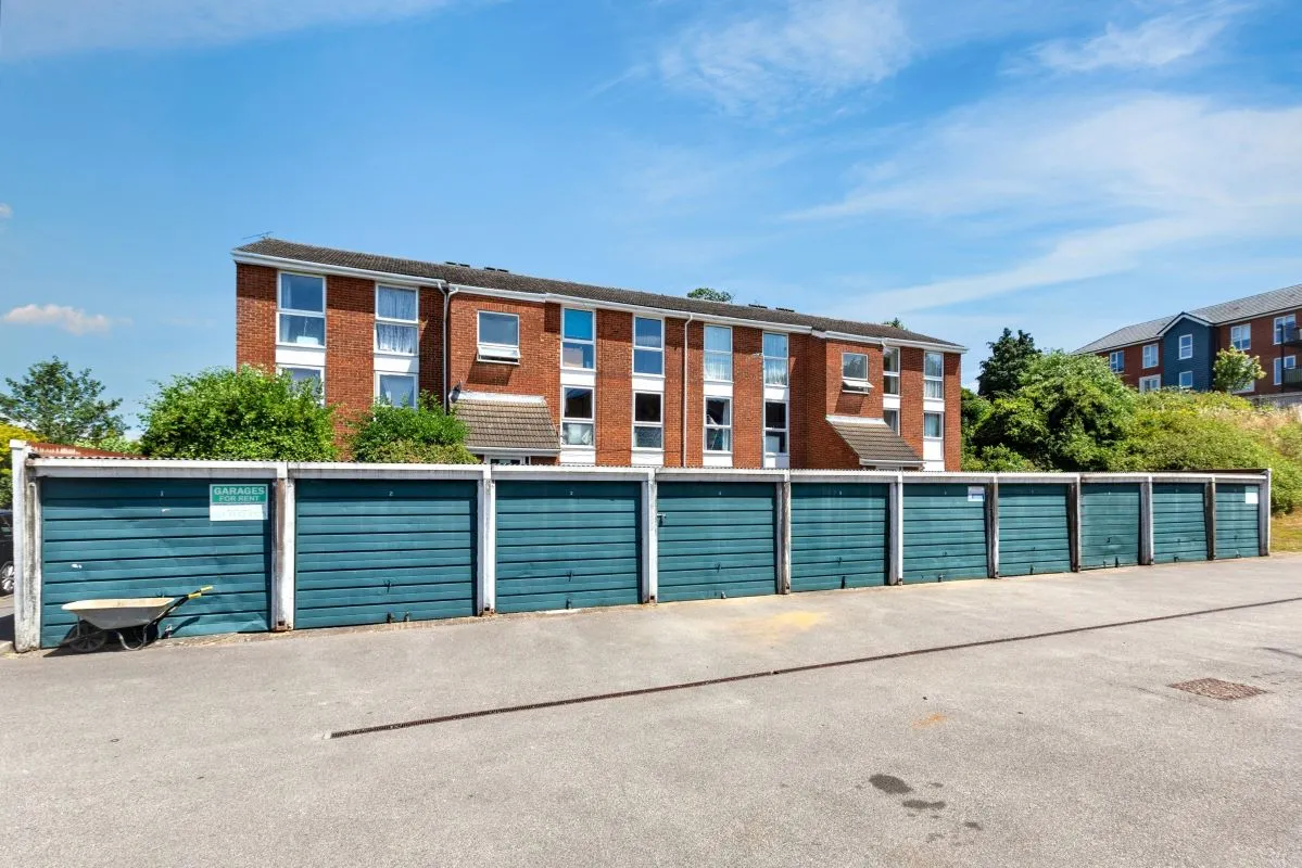 Earls Court, Dunstable, Bedfordshire, LU5 4LB - Online Auctions