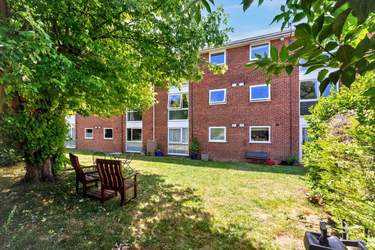 Earls Court, Dunstable, Bedfordshire, LU5 4LB - Online Auctions