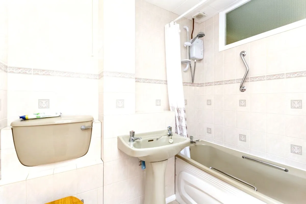 Earls Court, Dunstable, Bedfordshire, LU5 4LB - Online Auctions