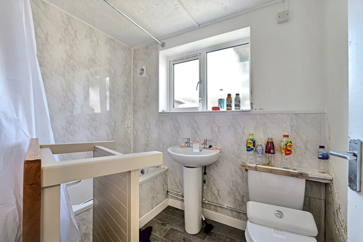 Littlehampton, West Sussex, BN17 7DE - Online Auctions