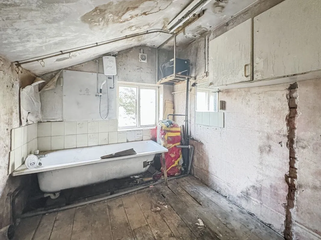 Grimsby, South Humberside, DN32 7NE - Online Auctions