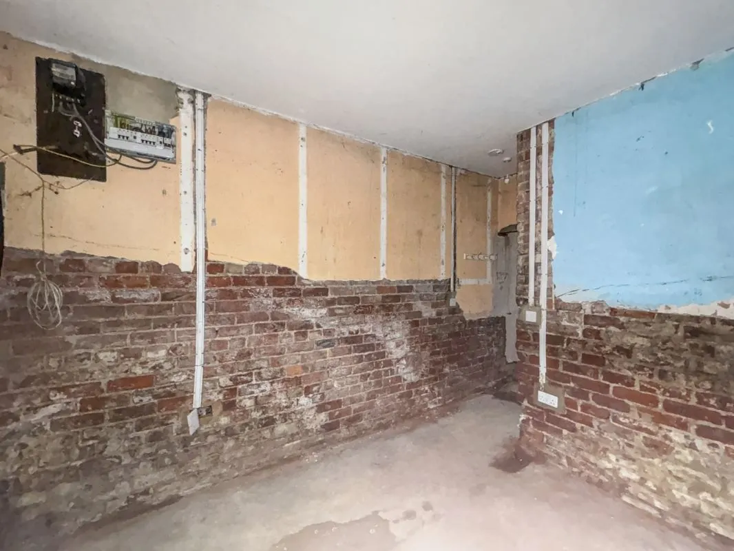 Grimsby, South Humberside, DN32 7NE - Online Auctions