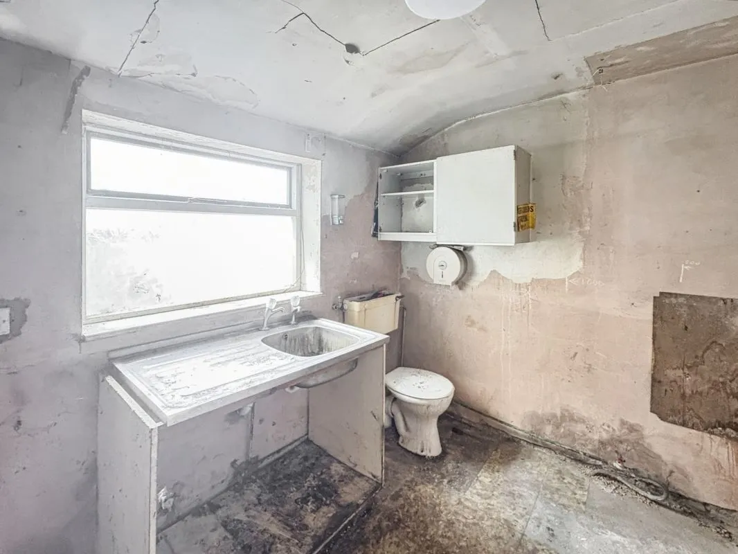 Grimsby, South Humberside, DN32 7NE - Online Auctions