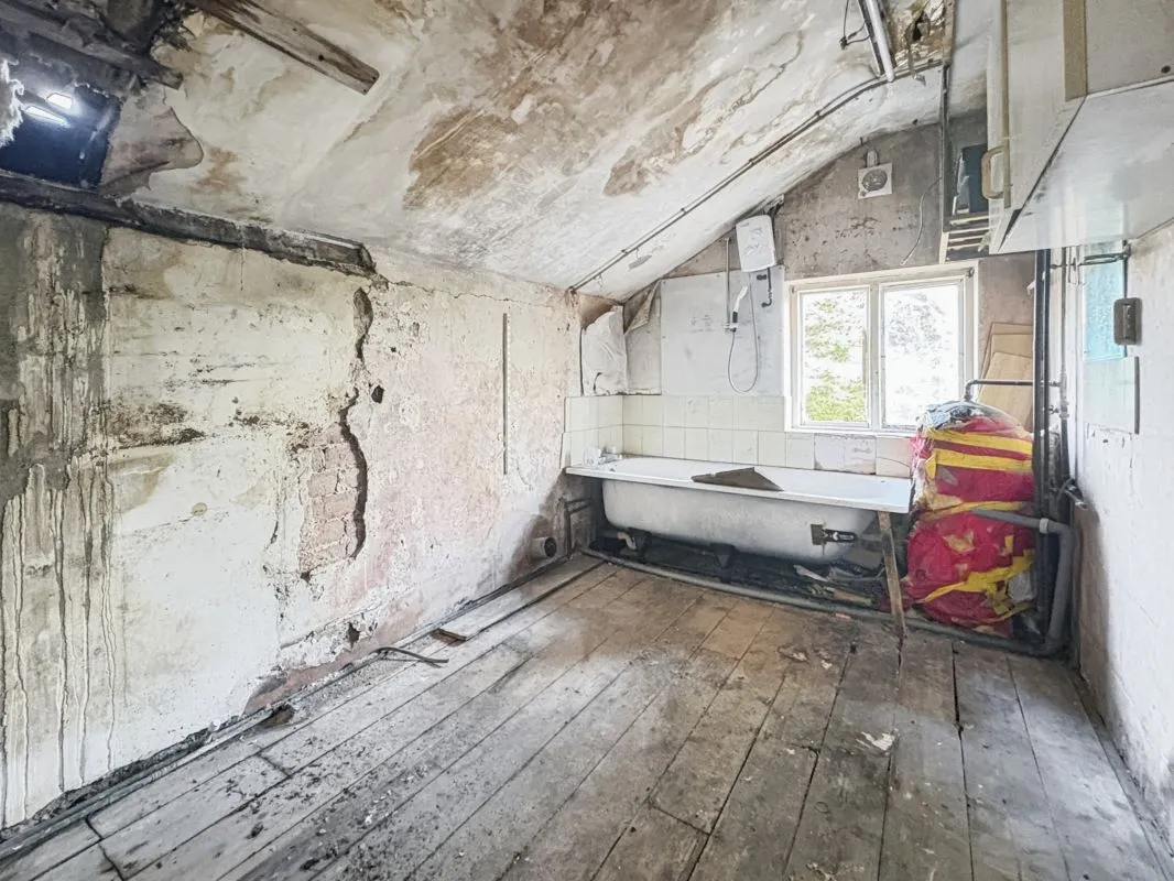 Grimsby, South Humberside, DN32 7NE - Online Auctions