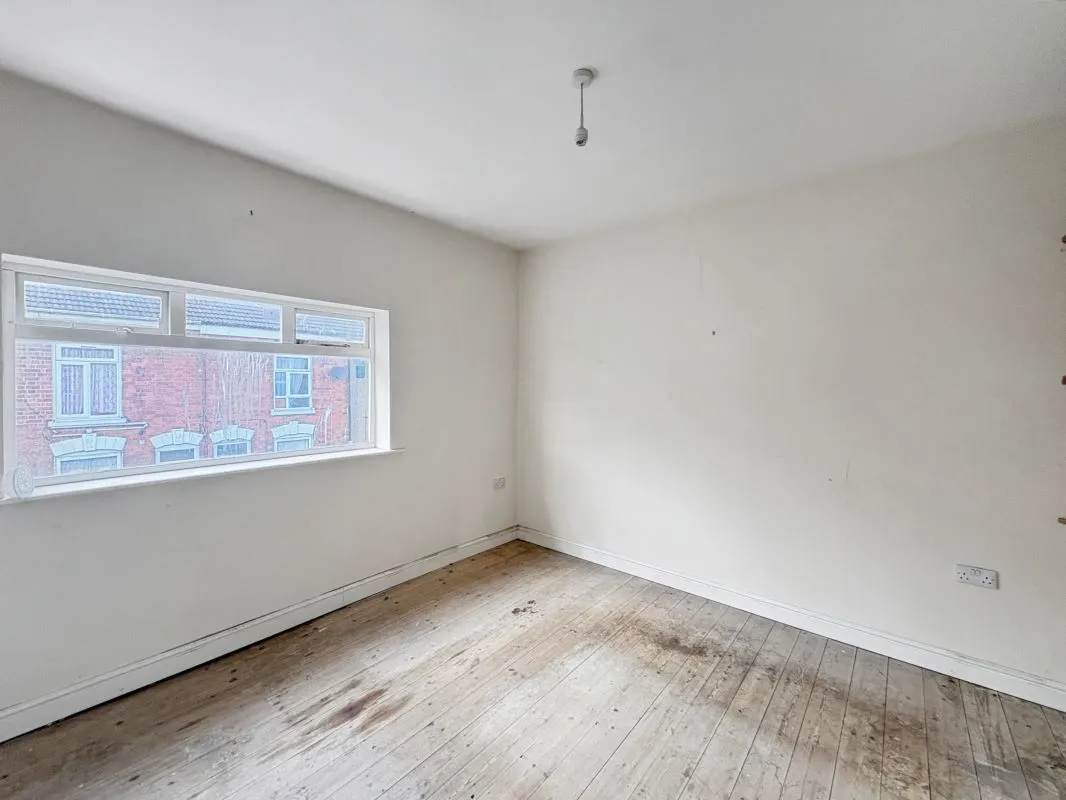 Grimsby, South Humberside, DN32 7NE - Online Auctions