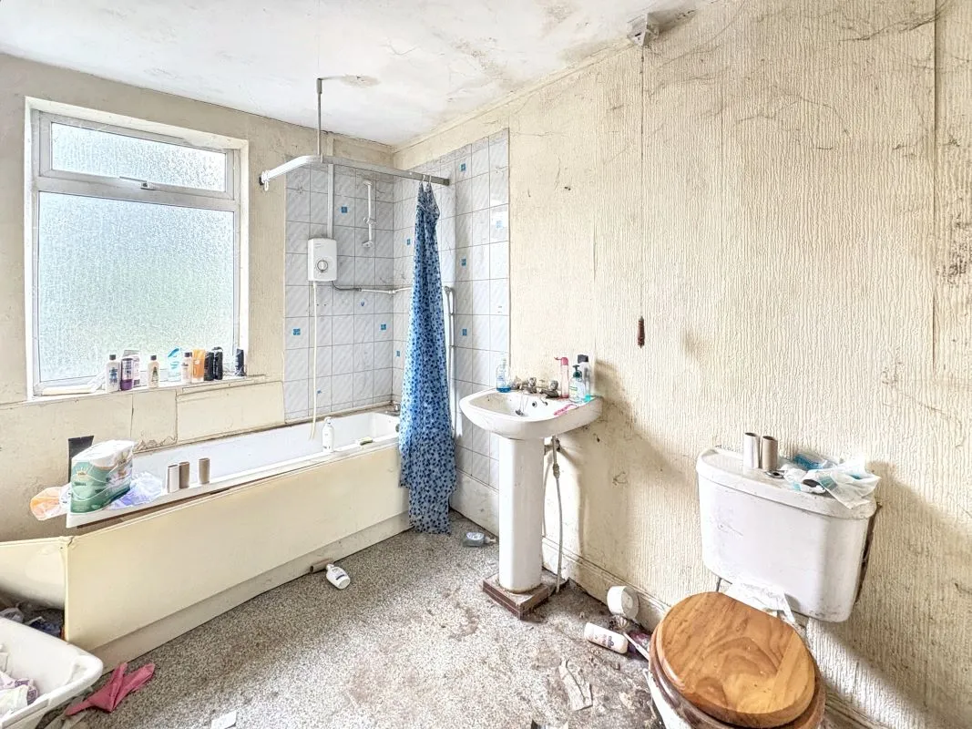 Grimsby, South Humberside, DN32 7NQ - Online Auctions