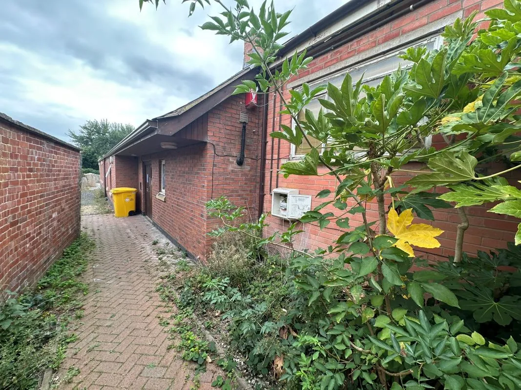 Y Trallwng, Powys, SY21 7RR - Online Auctions
