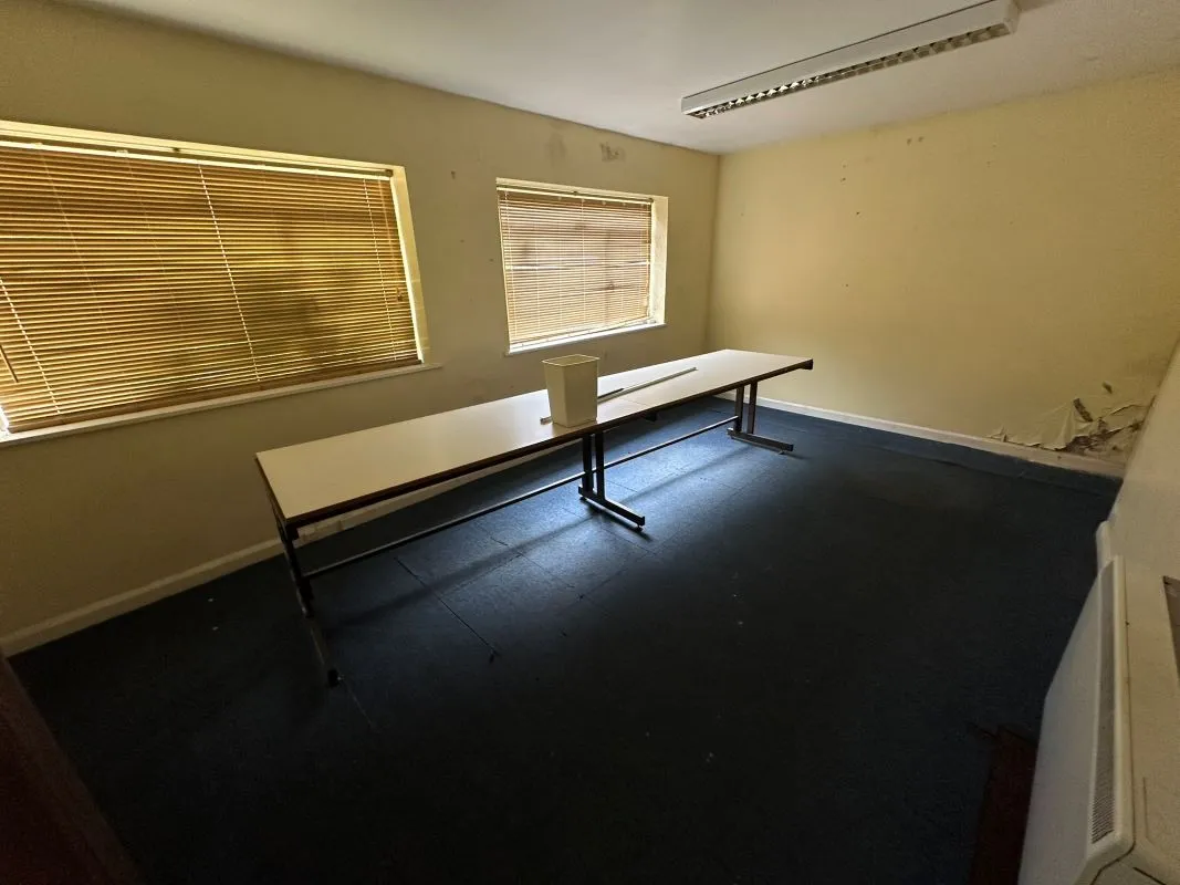Y Trallwng, Powys, SY21 7RR - Online Auctions