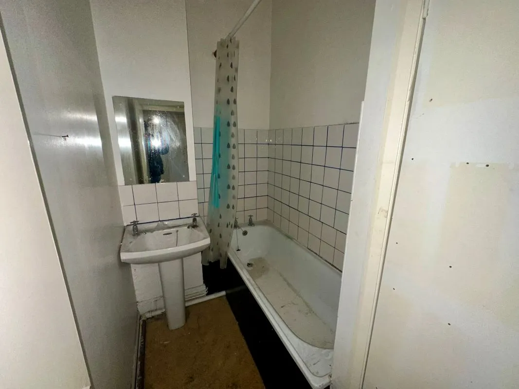 Newtown, Powys, SY16 1BG - Online Auctions