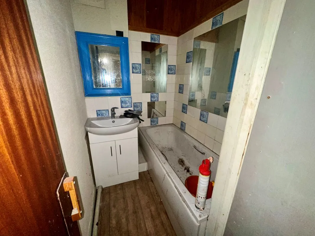 Newtown, Powys, SY16 1BG - Online Auctions