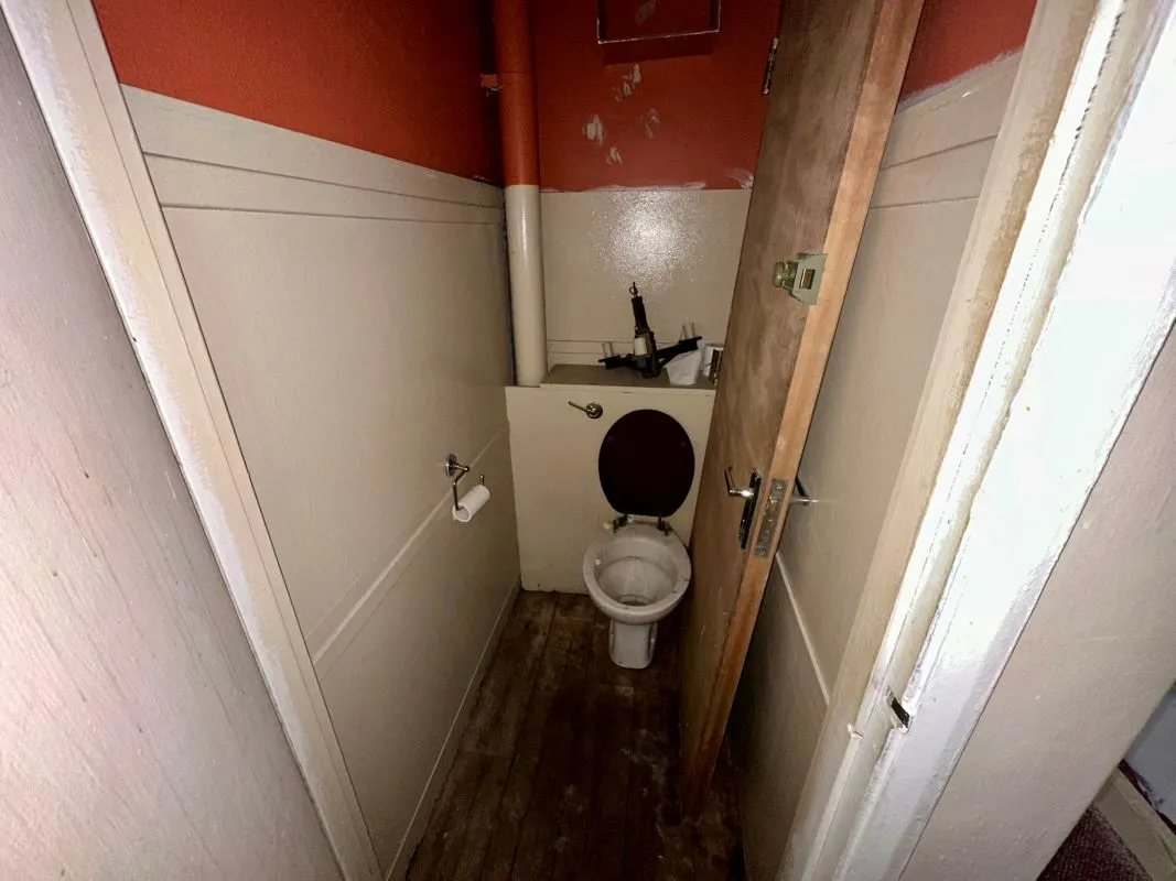 Newtown, Powys, SY16 1BG - Online Auctions