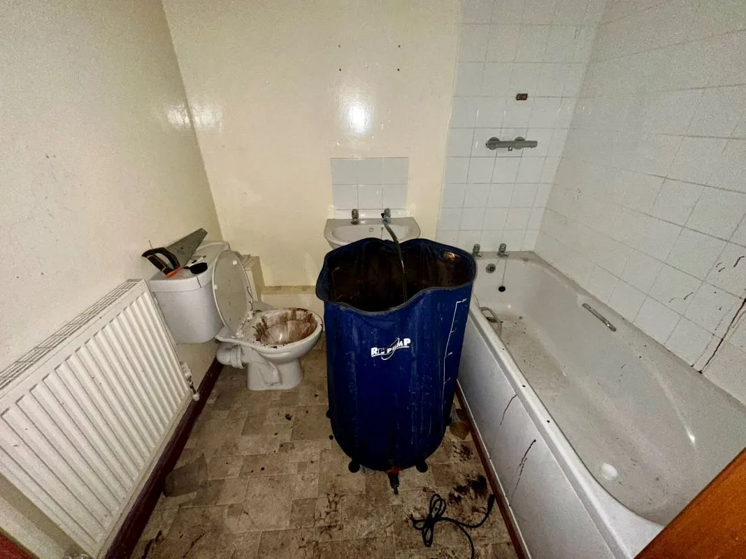 Newtown, Powys, SY16 1BG - Online Auctions