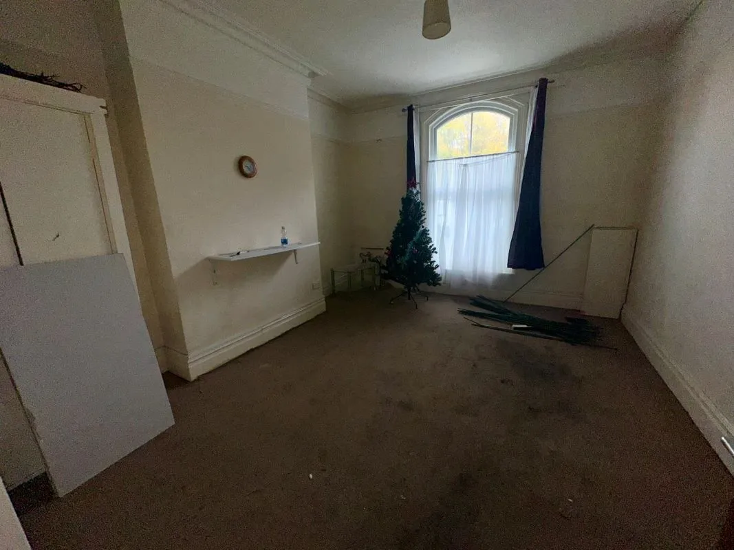 Newtown, Powys, SY16 1BG - Online Auctions