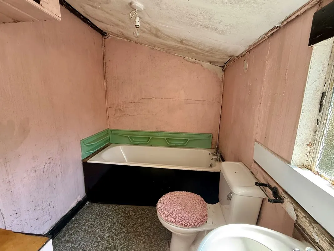 Wirral, Merseyside, CH46 6BG - Online Auctions