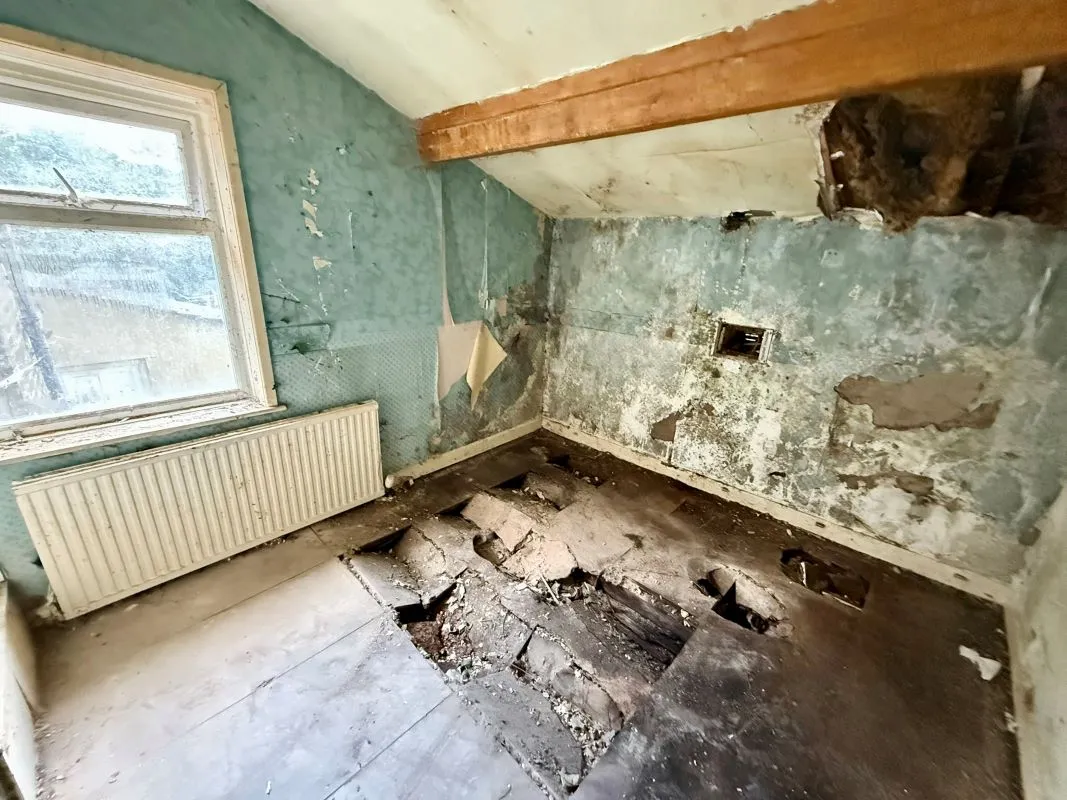 Glossop, Derbyshire, SK13 8EL - Online Auctions