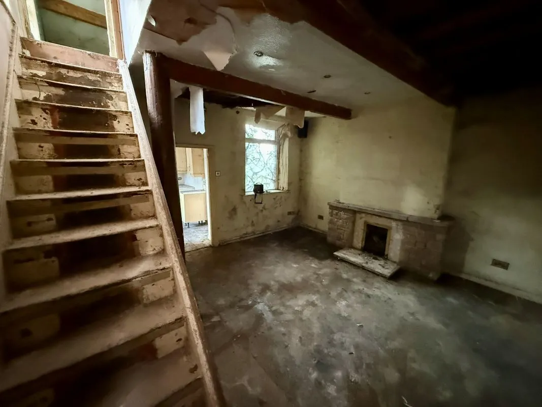 Glossop, Derbyshire, SK13 8EL - Online Auctions