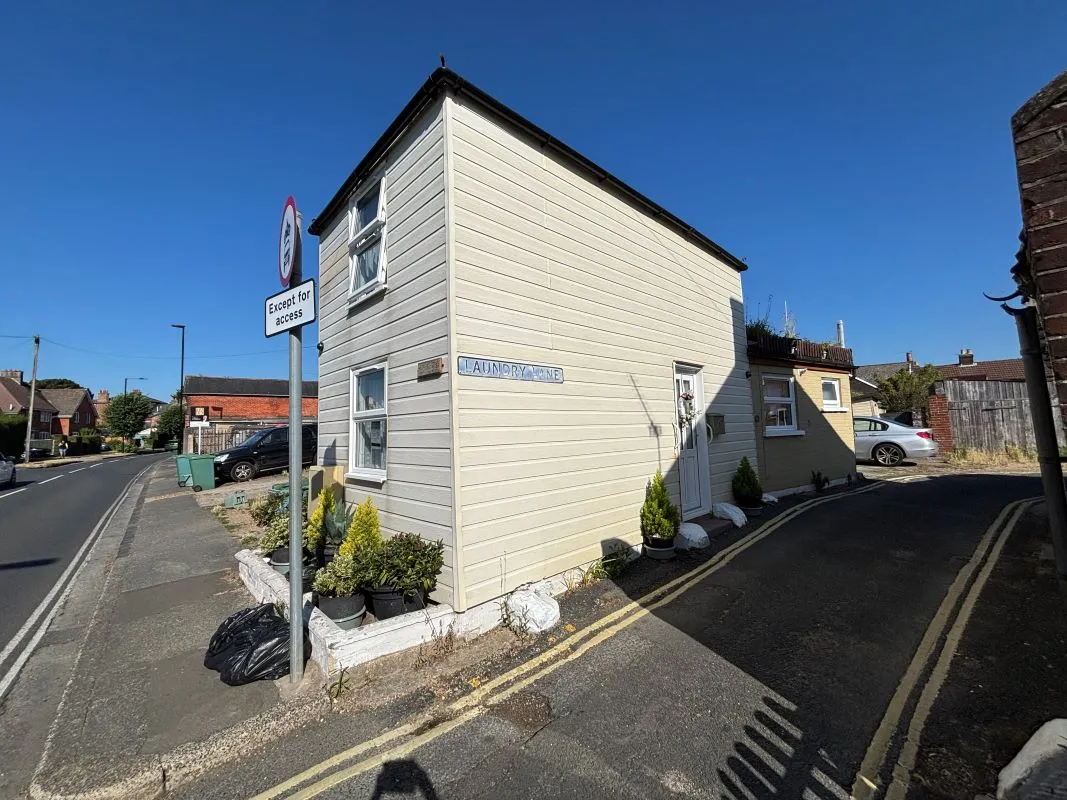 Lavender Cottage, Laundry Lane, Newport, Isle Of Wight, PO30 1QL - Online Auctions