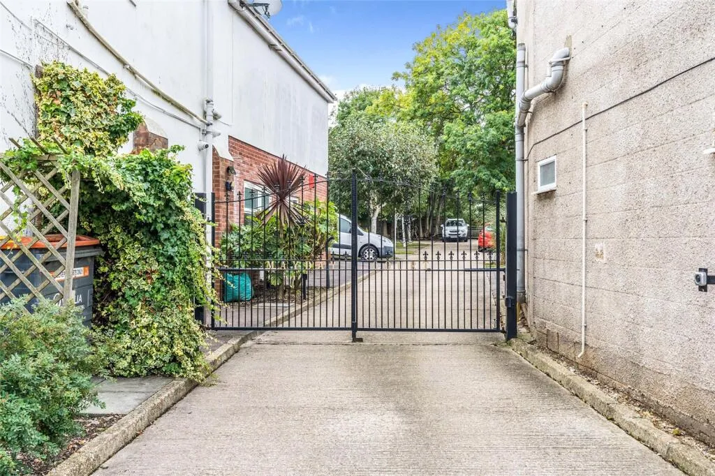2 bed Ground Flat