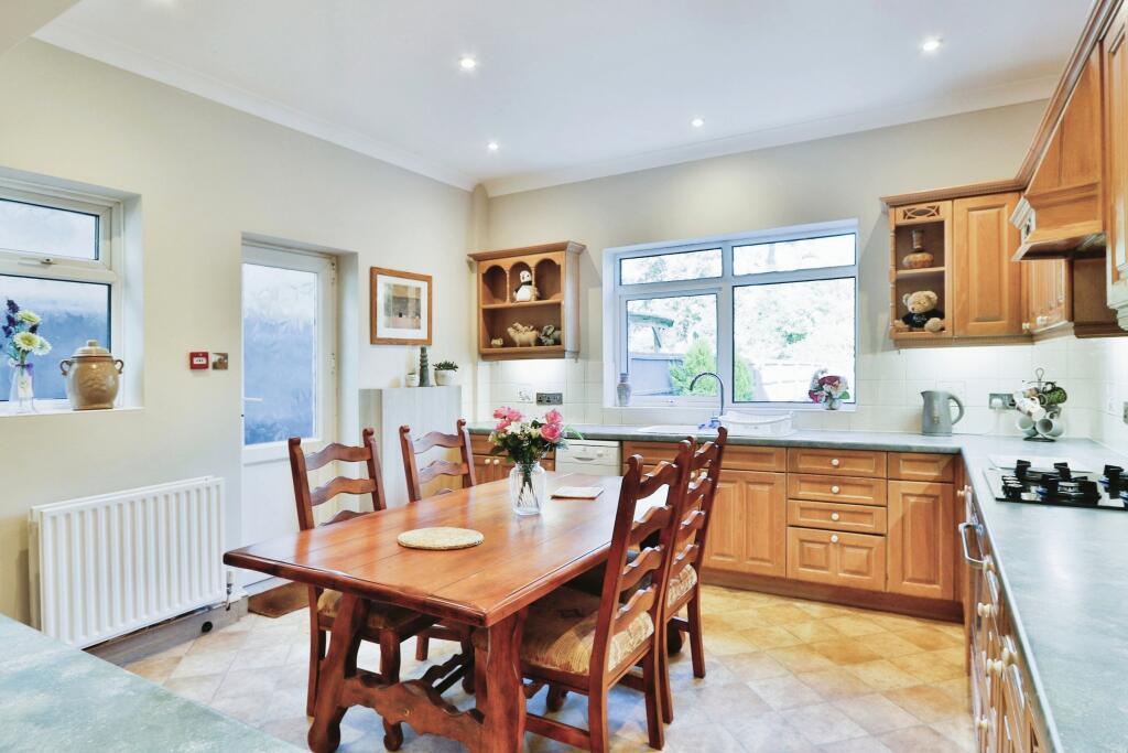 6 bed Detached