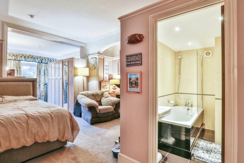 6 bed Detached