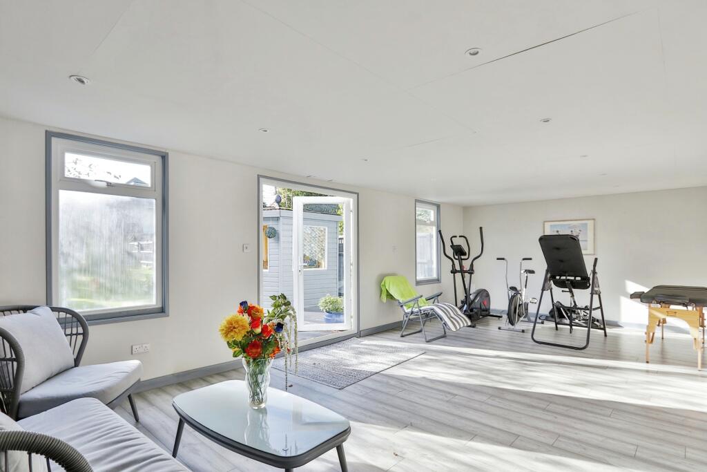 6 bed Detached
