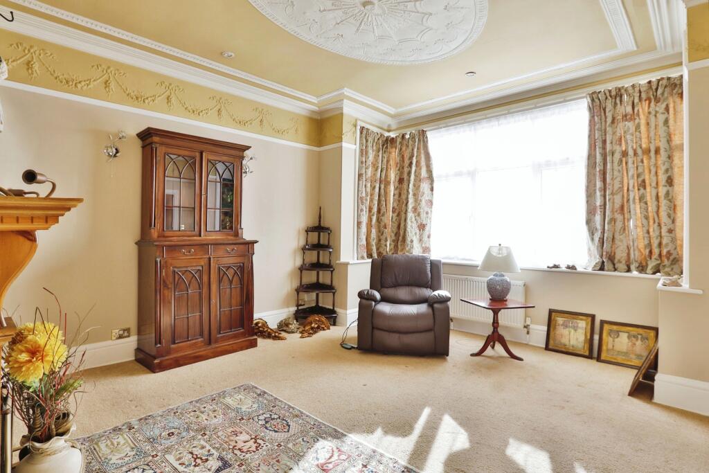 6 bed Detached