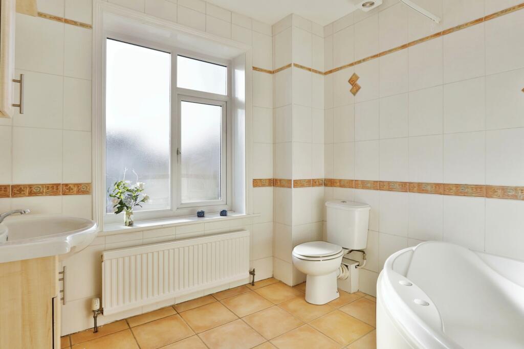 6 bed Detached