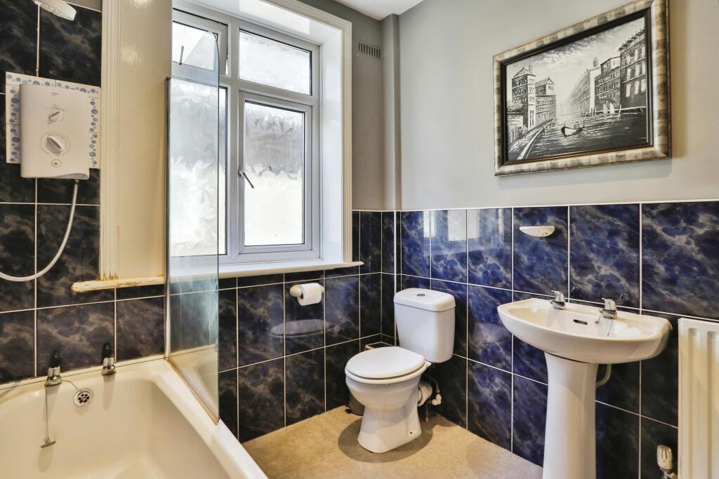 6 bed Detached