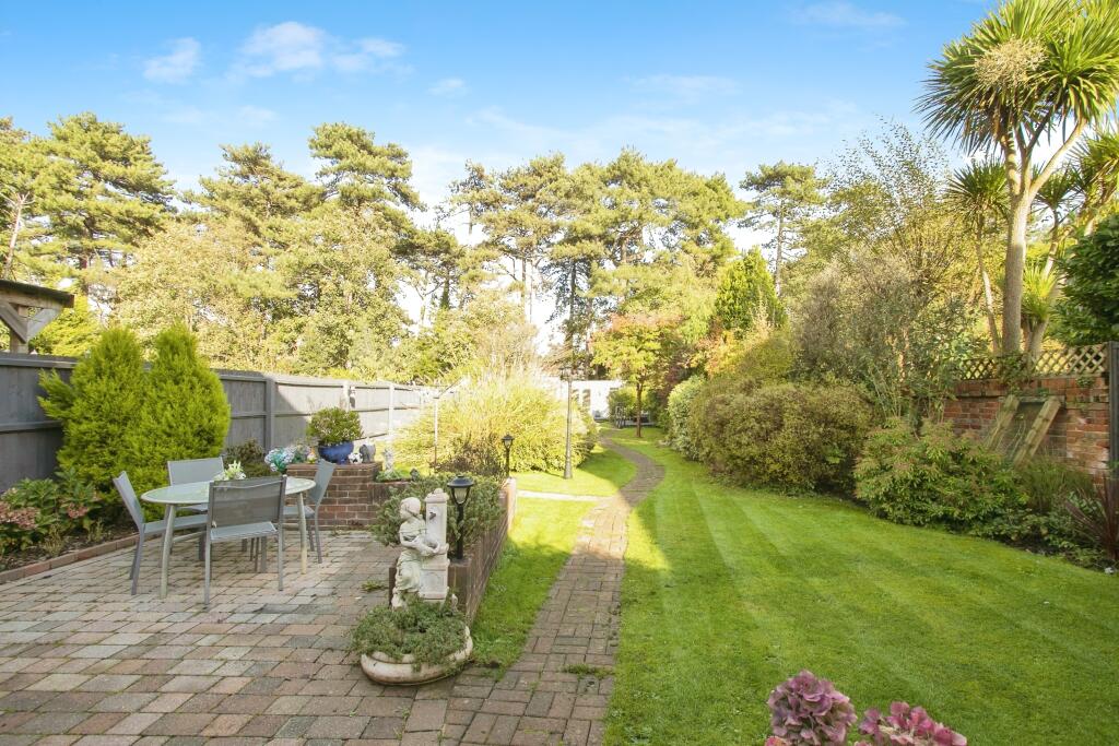 6 bed Detached