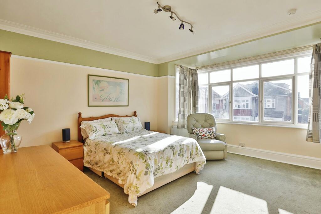 6 bed Detached