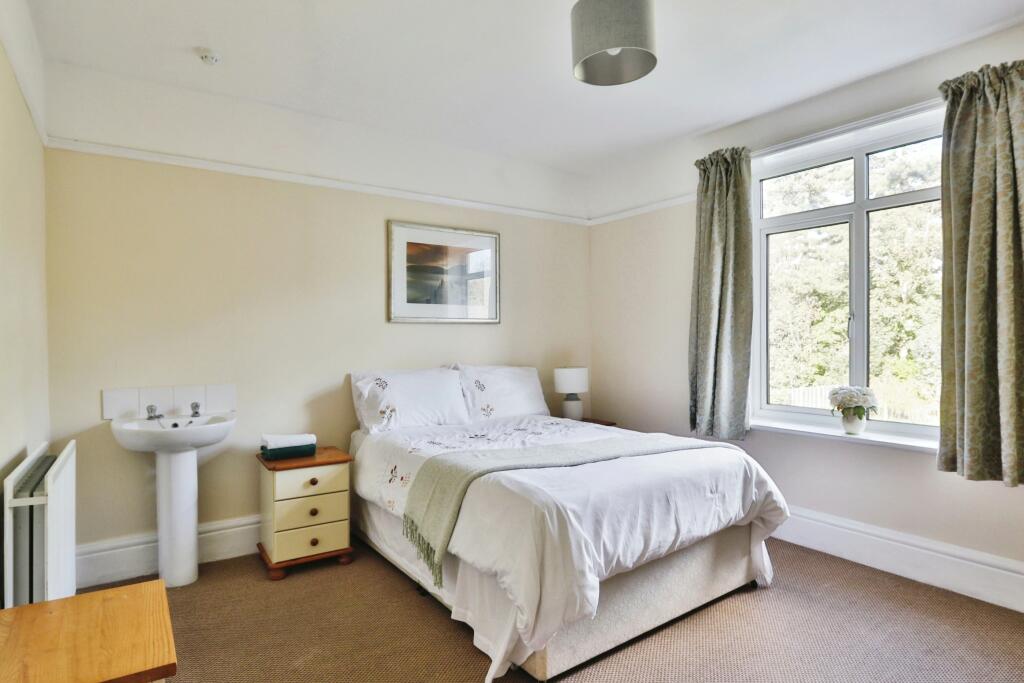 6 bed Detached