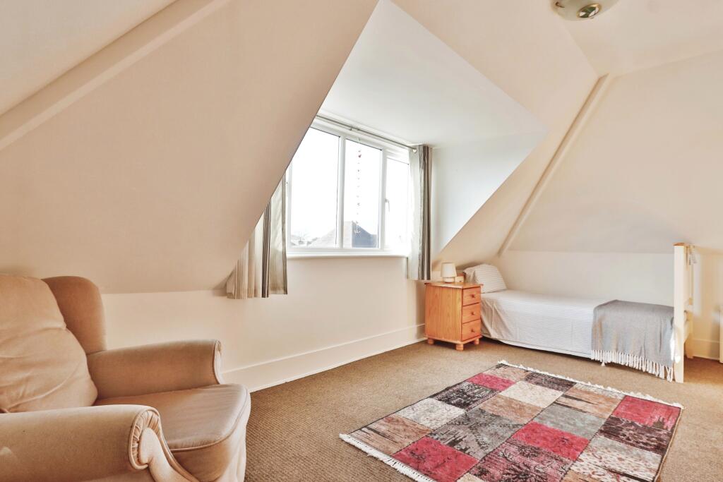 6 bed Detached