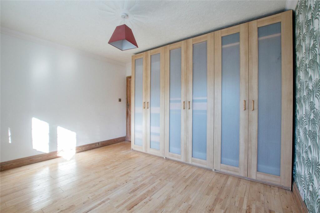 5 bed Detached